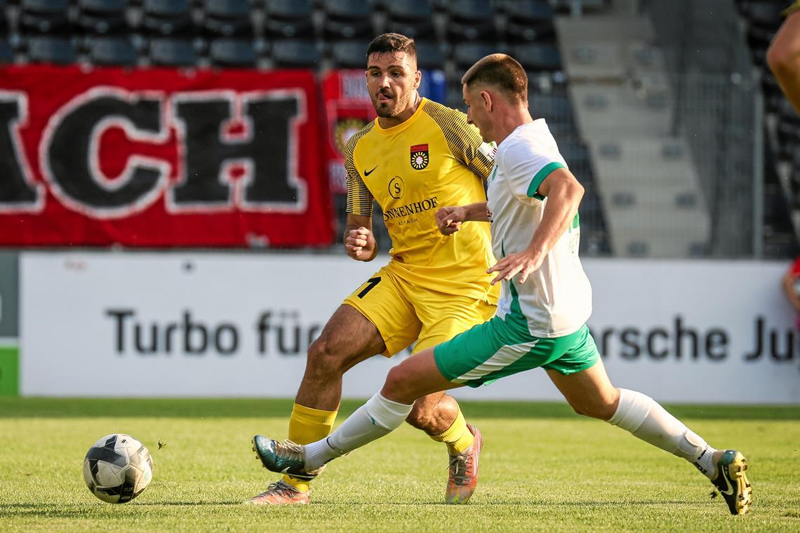 Michael Kleinschrodt (links) hat mit seinem Treffer zum 2:2 der SG wenigstens noch einen Punkt gesichert. Foto: Alexander Becher