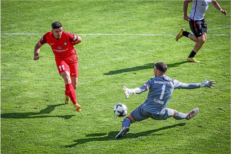 Michael Kleinschrodt (links) überwindet den Gmünder Keeper Yannick Ellermann zum entscheidenden 2:0. Foto: Alexander Becher