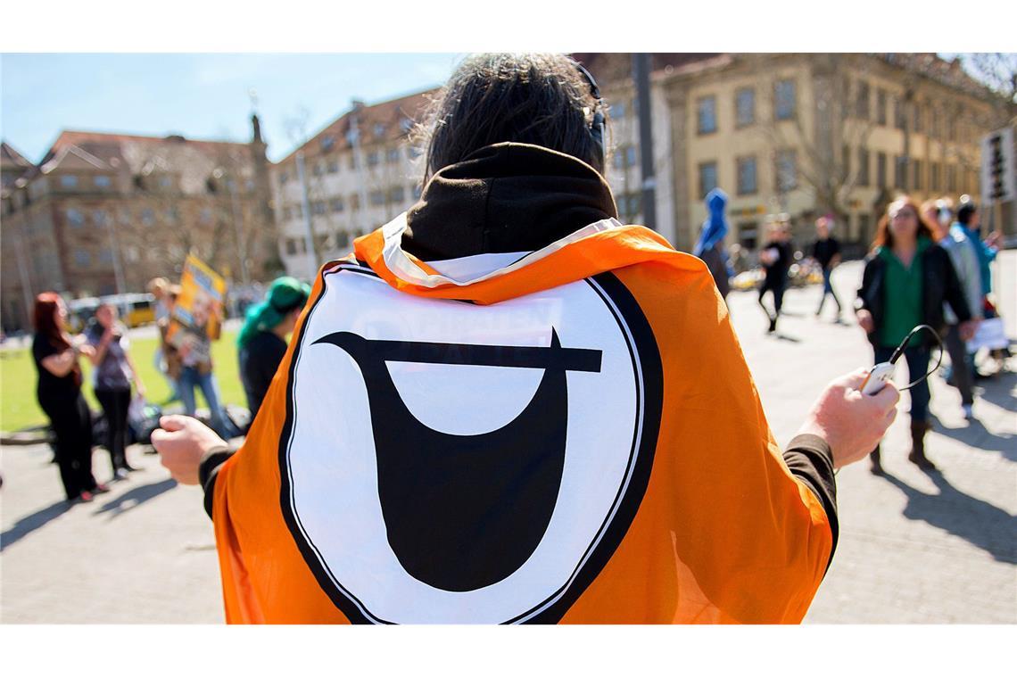 Michael Knödler von der Piratenpartei tanzt am 3. April 2015 auf dem Schlossplatz in Stuttgart auf einer von der Piratenpartei organisierten Versammlung gegen das Tanzverbot vor Ostern.