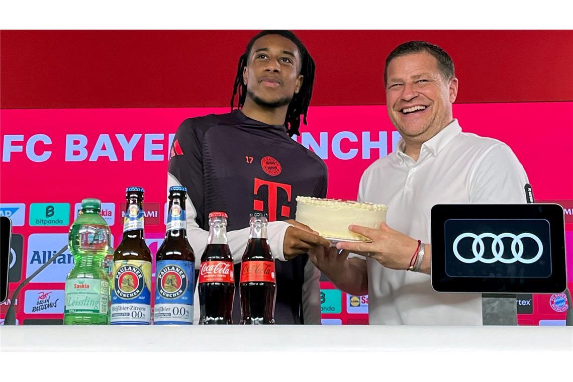 Michael Olise ist der Neue beim FC-Bayern und sorgt für gute Laune bei Sportvorstand Max Eberl. Dafür gibt es dann gleich auch Kuchen.