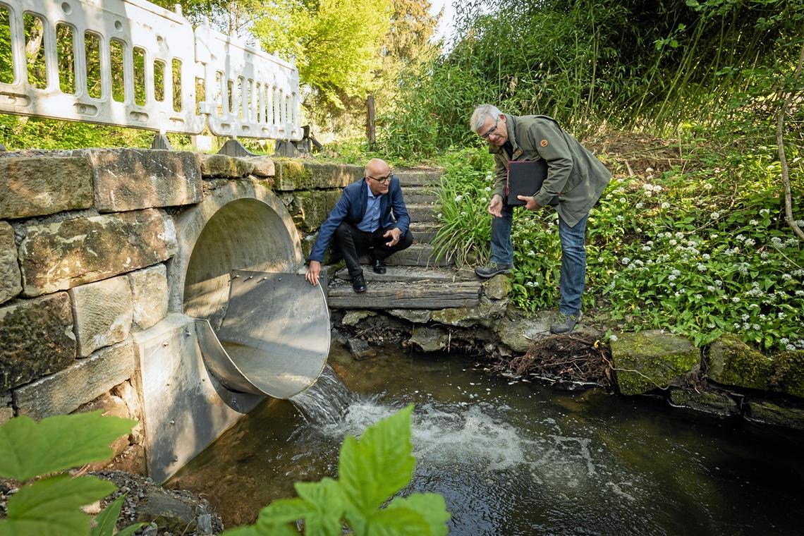 Michael Schramm (rechts) und Bürgermeister Bernhard Bühler an der Krebssperre im Rohrbach. Foto: Alexander Becher