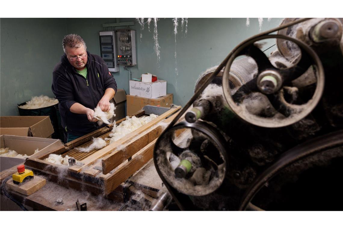 Michael Stücke verarbeitet die Wolle seiner schwulen Schafe selbst und nutzt dafür ein über 100 Jahre altes Gerät (Foto aktuell).