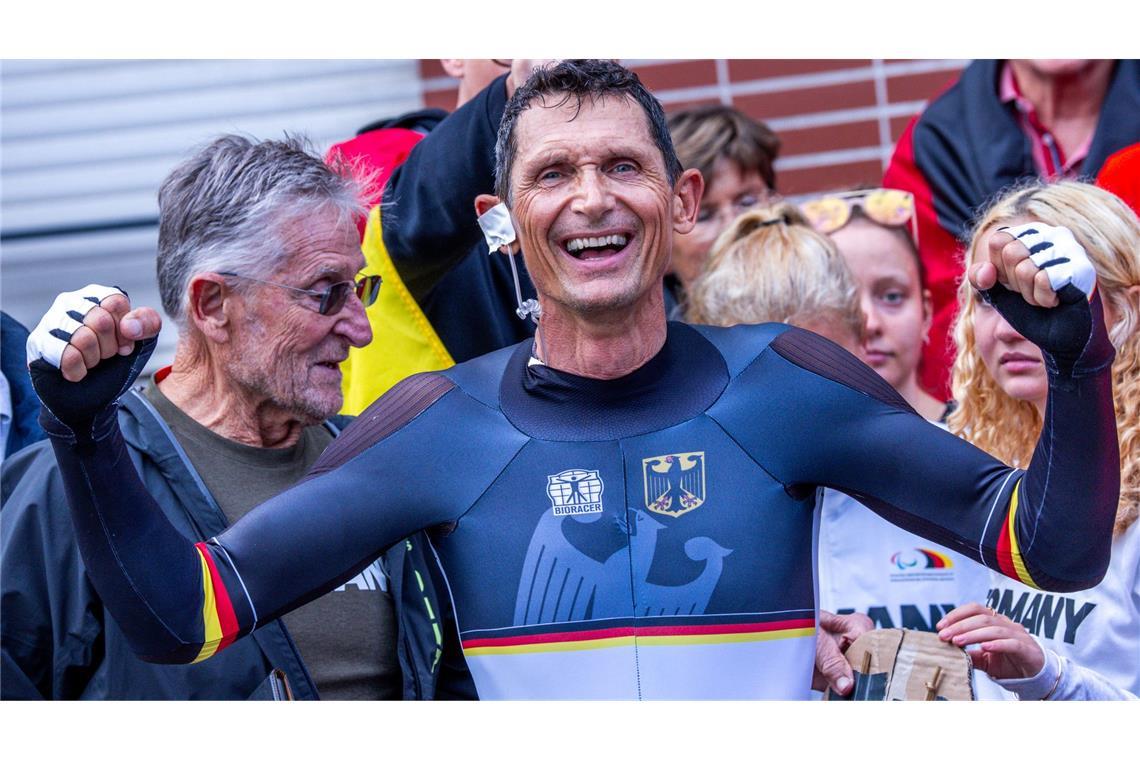 Michael Teuber vom deutschen Team feiert seine Silbermedaille im Einzelzeitfahren bei den Paralympics in Paris.