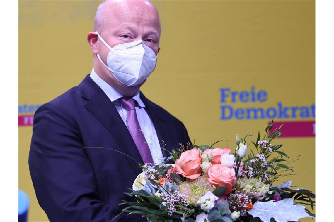 Michael Theurer (FDP) hält bei der Landesvertreterversammlung einen Blumenstrauß in den Händen. Foto: Felix Kästle/dpa