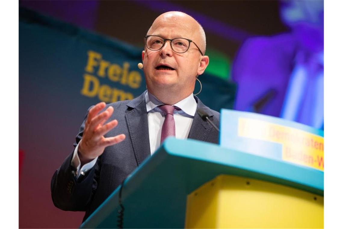 Michael Theurer, Vorsitzender der FDP Baden-Württemberg, spricht beim Landesparteitag der FDP Baden-Württemberg zu Parteimitgliedern. Foto: Christoph Schmidt/dpa