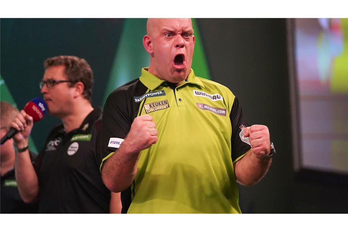 Michael van Gerwen jubelt nach seinem Sieg im Achtelfinale der Darts-WM in London.