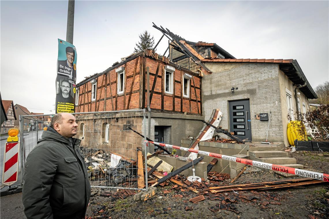 Michael Wagner steht noch immer fassungslos vor der abgesperrten und einsturzgefährdeten Brandruine in Bartenbach. Was das Feuer vom Zuhause und von den persönlichen Habseligkeiten der Familie übrig gelassen hat, ist nun der Witterung ausgesetzt. Foto: Alexander Becher