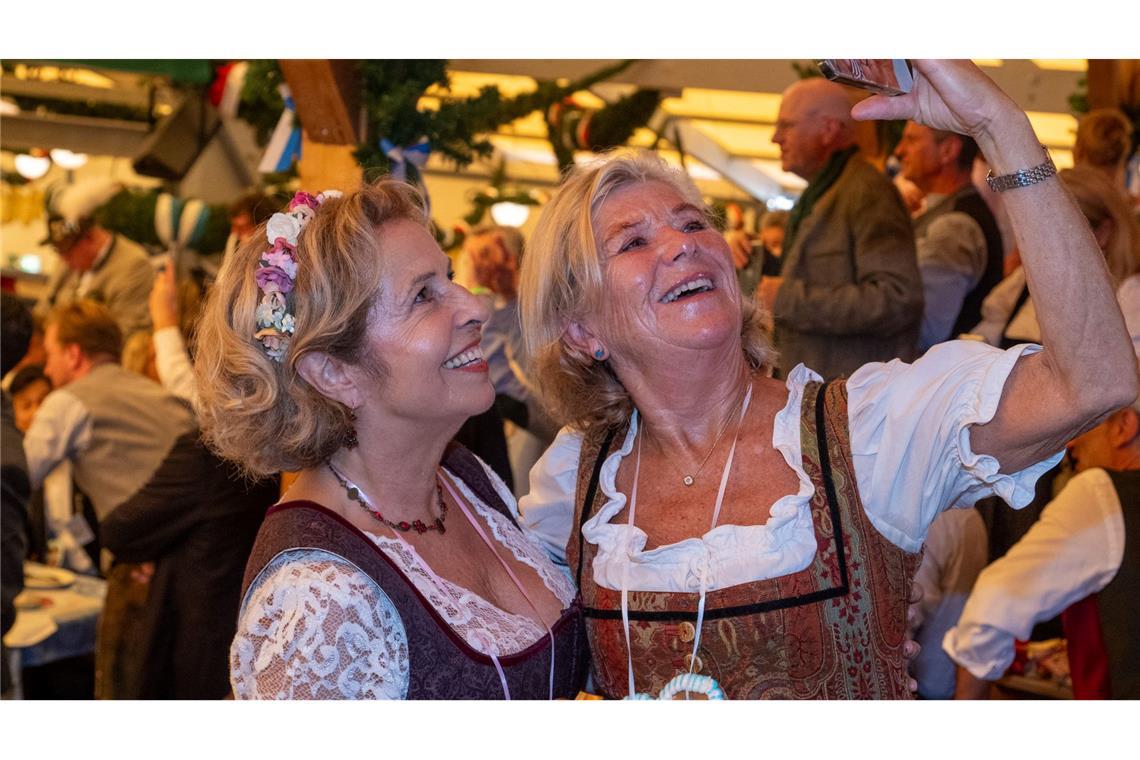 Michaela May (l.) und Jutta Speidel machen ein Selfie.