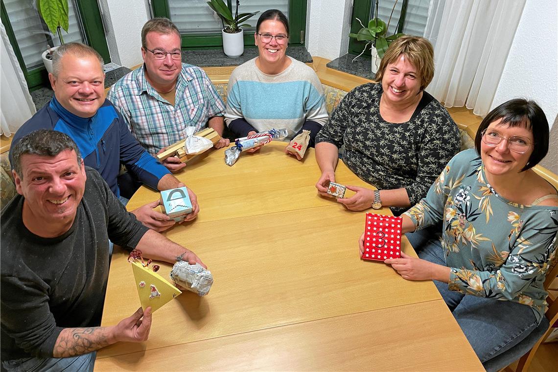 Michele Vincifora, Thomas Schwarz, Hansi Eberle, Claudia Schietinger, Helga Schwarz und Annette Vincifora (von links) halten einen Teil ihres Adventskalenders in den Händen. Foto: Katharina Lehle