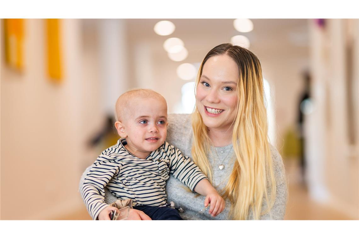 Michelle Weinhold mit  ihrem Sohn Finn. Bei dem Zweijährigen aus Bremerhaven wurde im vergangenen Jahr ein seltener Immundefekt diagnostiziert.