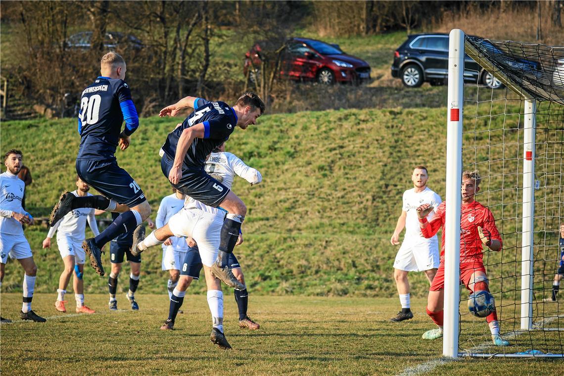 Michl Bauer köpft das 1:0 für den SV Unterweissach in Fichtenberg. Foto: Alexander Becher