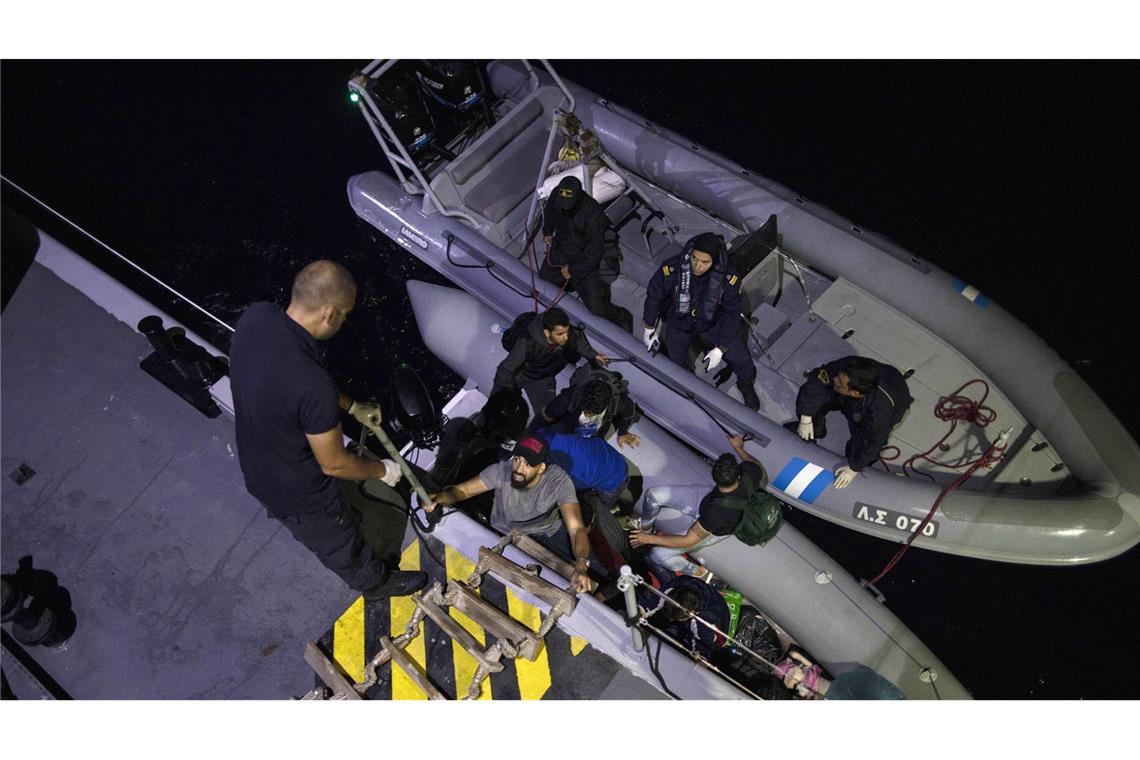 Migranten gehen an Bord der griechischen Küstenwache (Archivbild).