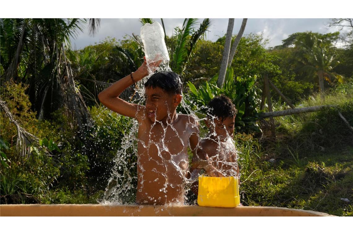 Migrantenkinder erfrischen sich in Palenque in Panama, nachdem sie aus dem Süden Mexikos zurückgekehrt sind und den Versuch aufgegeben haben, in die USA zu gelangen.