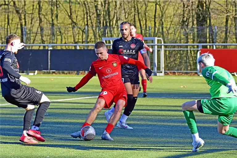 Mike Huras (in rot) ist der einzige Winterzugang bei der SG Sonnenhof Großaspach. Foto: Tobias Sellmaier