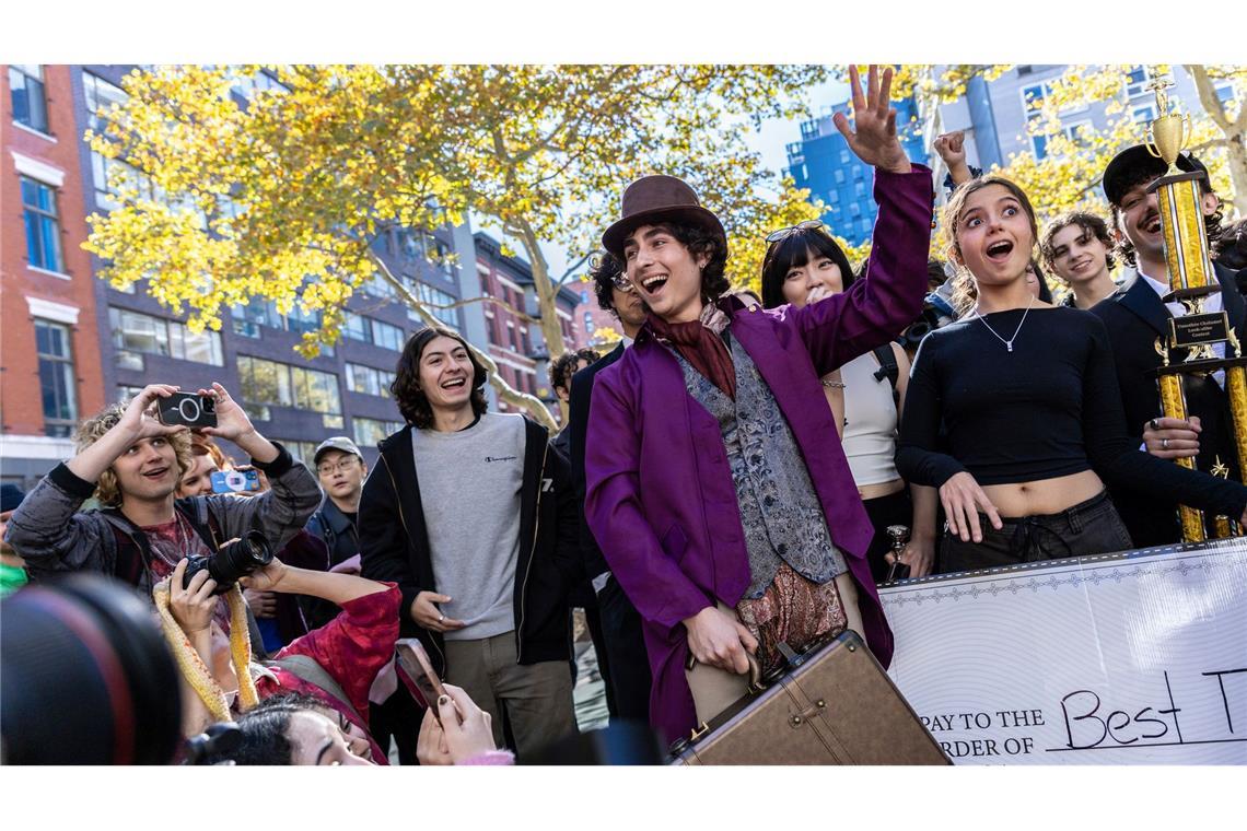 Miles Mitchell, Gewinner des Timothee Chalamet-Lookalike-Wettbewerbs, freut sich in New York