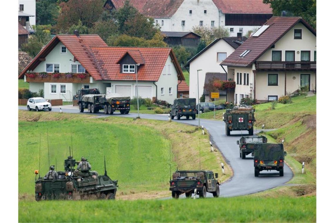 Biden stoppt Pläne für Truppenabzug aus Deutschland Militärfahrzeuge der US-Armee unweit des Truppenübungsplatzes Grafenwöhr in Bayern. Foto: Armin Weigel/dpa