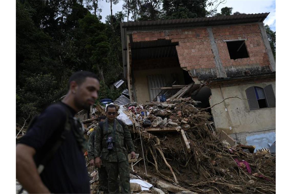 Inzwischen mehr als 200 Todesopfer nach Erdrutschen bei Rio Militäroffiziere begutachten in Petropolis ein Haus, das durch einen Erdrutsch beschädigt wurde. Foto: Silvia Izquierdo/AP/dpa