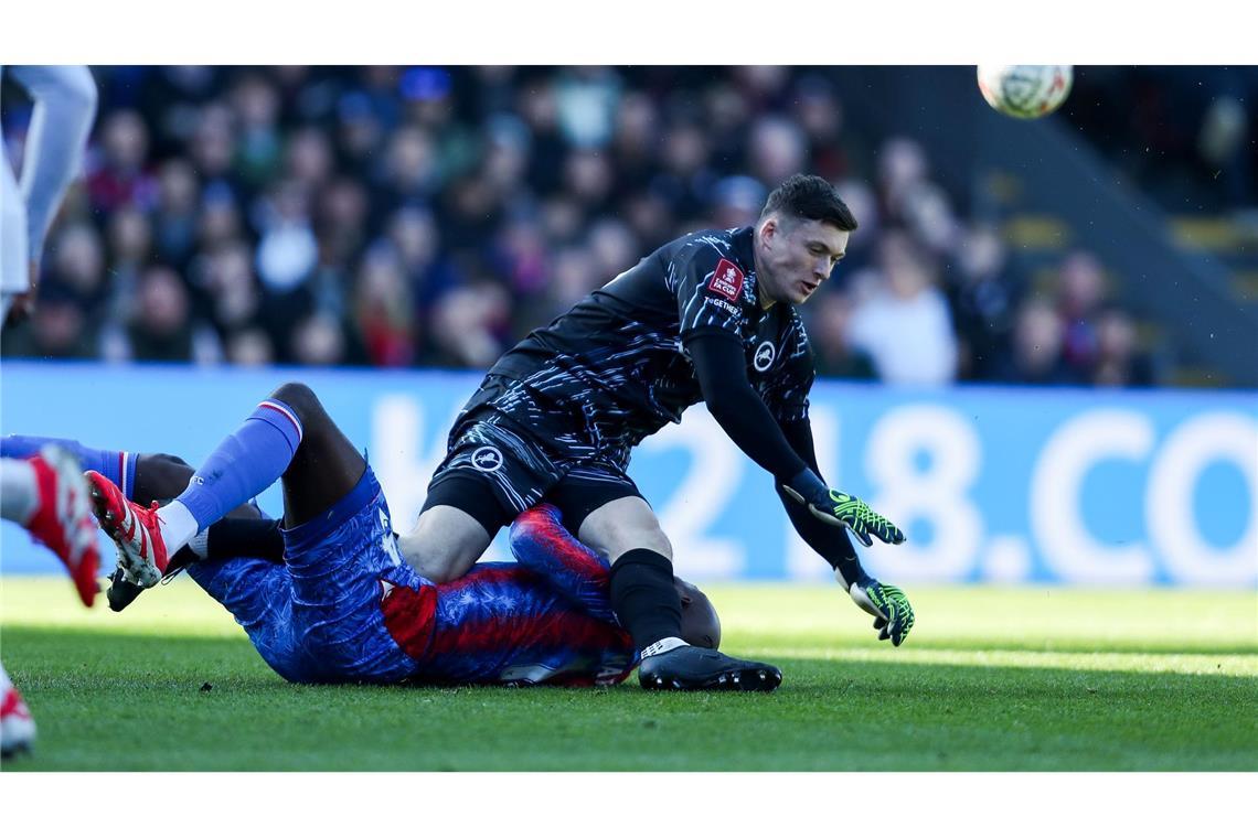 Millwall-Torhüter Liam Roberts traf Mateta mit dem linken Fuß am Kopf.