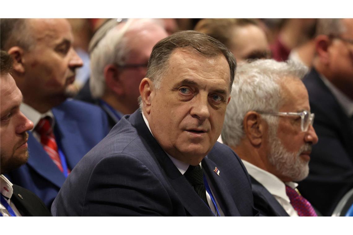 Bosnien: Verhaftung von serbischem Separatistenchef gescheitert Milorad Dodik, der Präsident der Republika Srpska, stimmt sich regelmäßig mit Wladimir Putin ab.