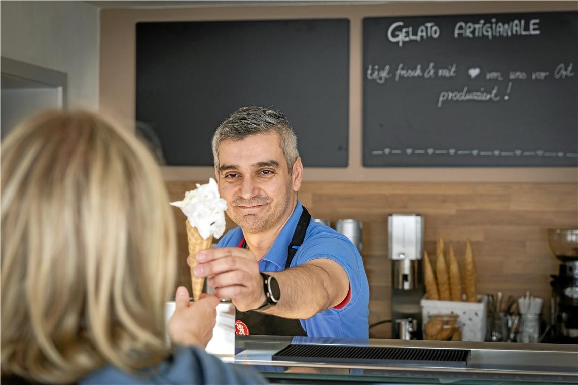 Mimo Touma produziert alle Eissorten selbst in seinem Eiscafé. Häufig steht auch seine Frau Barbara hinter der Theke. Fotos: Alexander Becher 