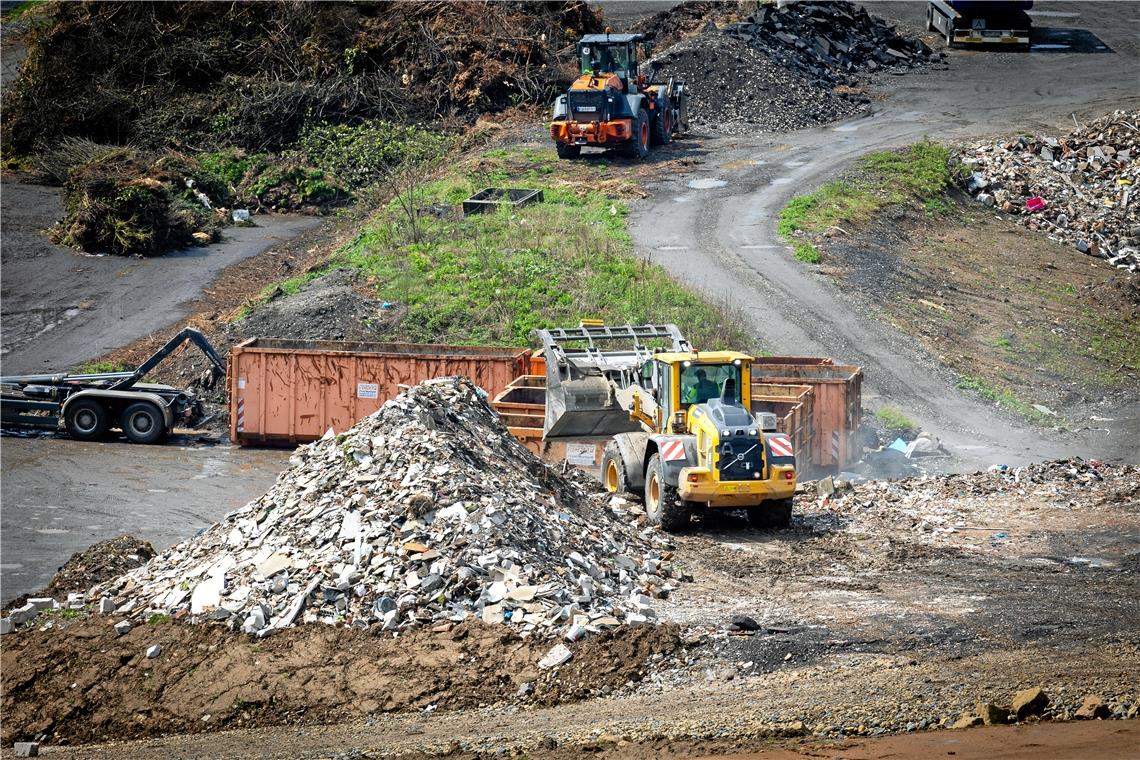 Mineralische Abfälle wie Bauschutt sind noch das Einzige, was in Steinbach an eine klassische Deponie erinnert. In erster Linie wird dort Erdaushub abgelagert. Foto: Alexander Becher