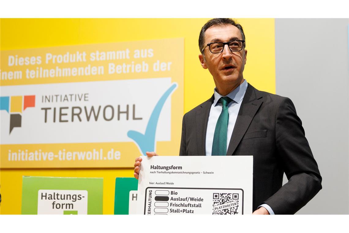 Minister Cem Özdemir zeigt das künftige staatliche Tierhaltungslogo. (Archibild)