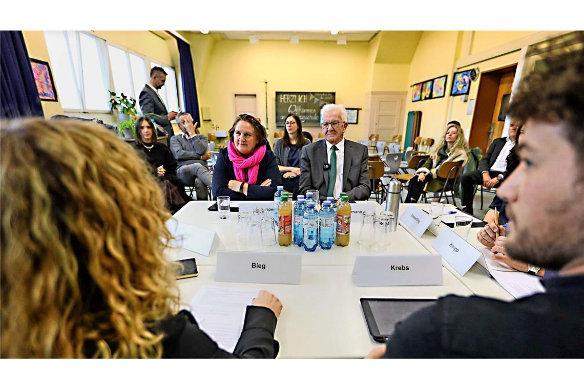 Ministerin  Schopper und Ministerpräsident  Kretschmann im Klassenzimmer