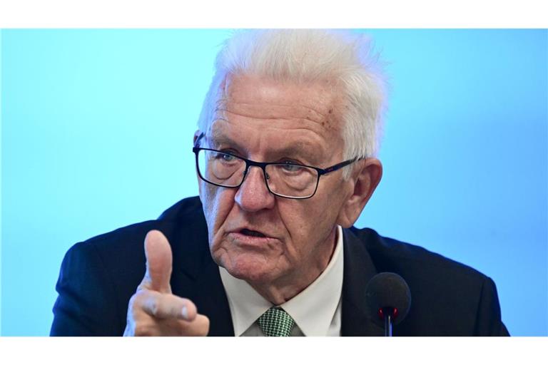 Ministerpräsident Kretschmann schlägt vor,  dass man für mindestens zehn Jahre an den elektrischen Ladesäulen preiswerten Strom tanken kann. (Archivfoto)