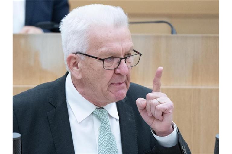 Ministerpräsident Kretschmann spricht zu weiteren Schritten zur Eindämmung der Corona-Pandemie. Foto: Bernd Weißbrod/dpa