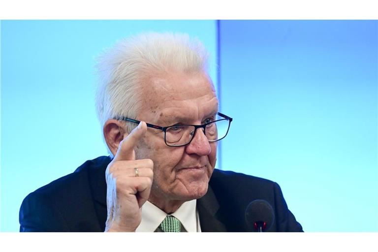 Ministerpräsident Winfried Kretschmann (Grüne) hebt beim Einsatz  Künstlicher Intelligenz mahnend den Zeigefinger. (Archivbild)