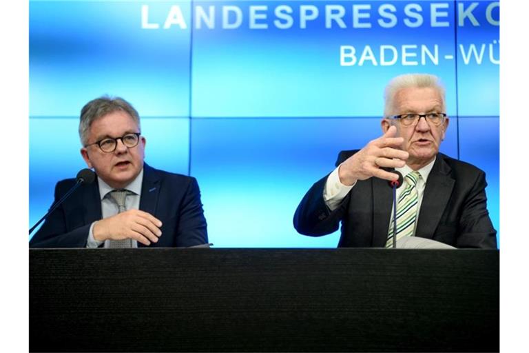 Ministerpräsident Winfried Kretschmann (Grüne, r) und Europaminister Guido Wolf (CDU, l). Foto: Sina Schuldt/Archivbild