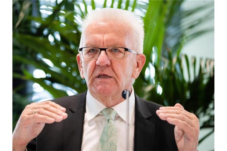 Ministerpräsident Winfried Kretschmann (Grüne) spricht bei einer Pressekonferenz. Foto: Christoph Schmidt/dpa/Archivbild