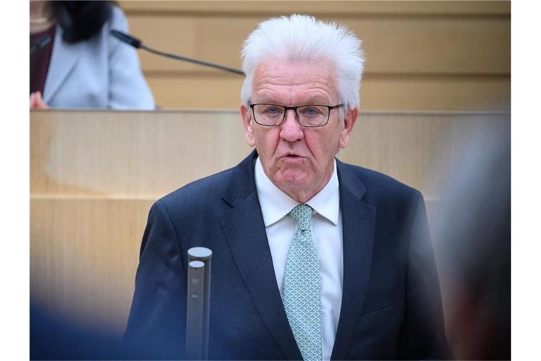 Ministerpräsident Winfried Kretschmann (Grüne) spricht im Landtag. Foto: Sebastian Gollnow/dpa