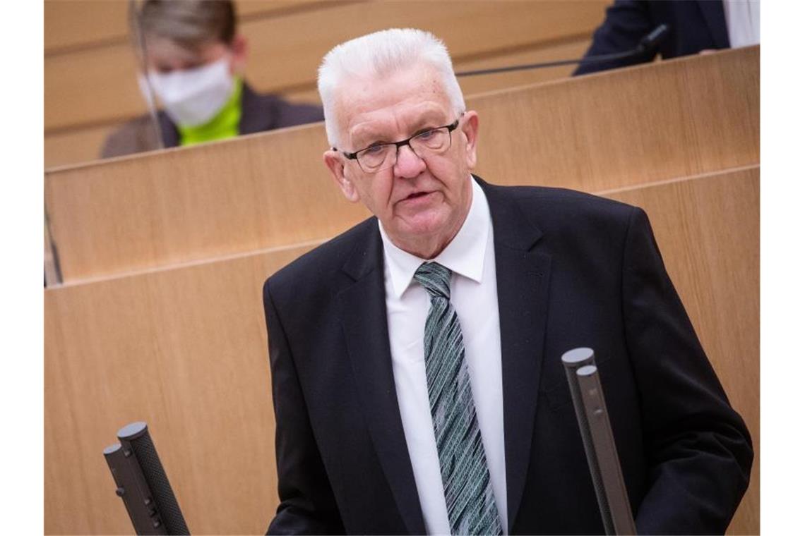 Ministerpräsident Winfried Kretschmann spricht im Plenarsaal. Foto: Christoph Schmidt/dpa