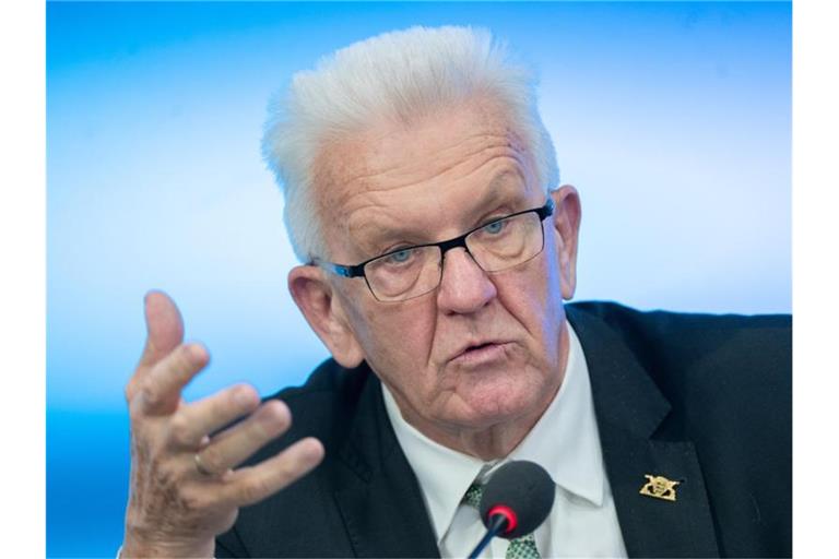 Ministerpräsident Winfried Kretschmann spricht im Landtag bei einer Regierungs-Pressekonferenz. Foto: Bernd Weißbrod/dpa/Archiv