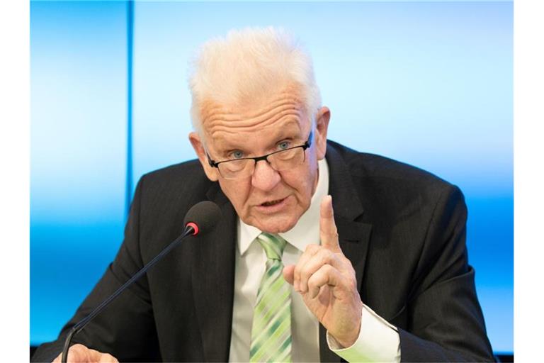 Ministerpräsident Winfried Kretschmann spricht während einer Regierungs-Pressekonferenz. Foto: Bernd Weißbrod/dpa