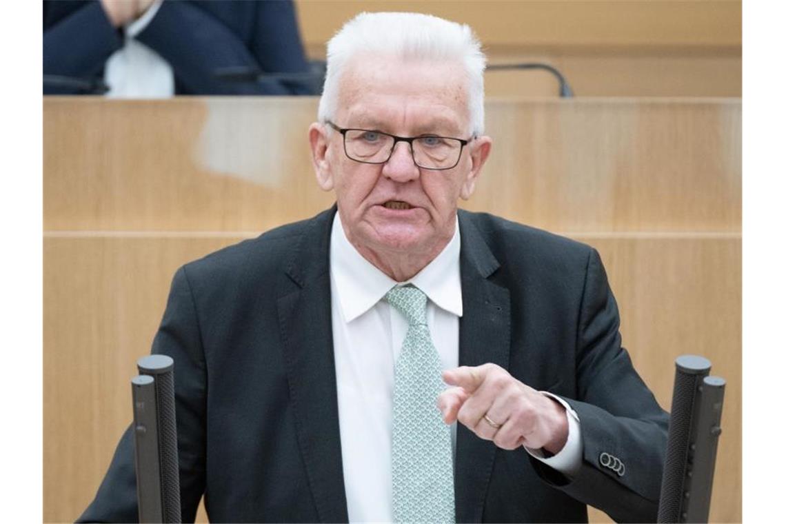 Ministerpräsident Winfried Kretschmann spricht während der Landtagsdebatte. Foto: Bernd Weißbrod/dpa