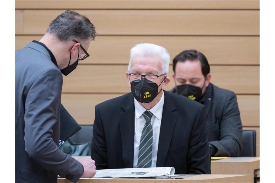 Ministerpräsident Winfried Kretschmann (Grüne, r) spricht im Plenarsaal mit Fraktionsvorsitzendem Andreas Schwarz. Foto: Bernd Weißbrod/dpa/Archivbild