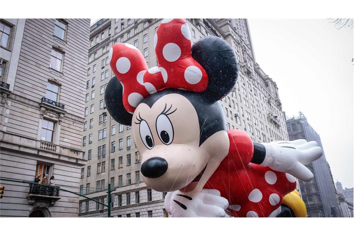 Minnie Mouse schwebt durch die Straßen von New York.