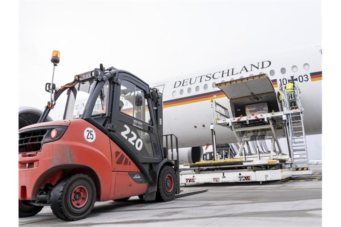 Luftwaffe fliegt Beatmungsgeräte nach Indien Mit 120 Beatmungsgeräten im Laderaum hat der Airbus A350 „Kurt Schumacher“ vom Flughafen Köln-Wahn aus Kurs auf die indische Hauptstadt Neu Delhi genommen. Foto: Thorsten Weber/Bundeswehr/dpa