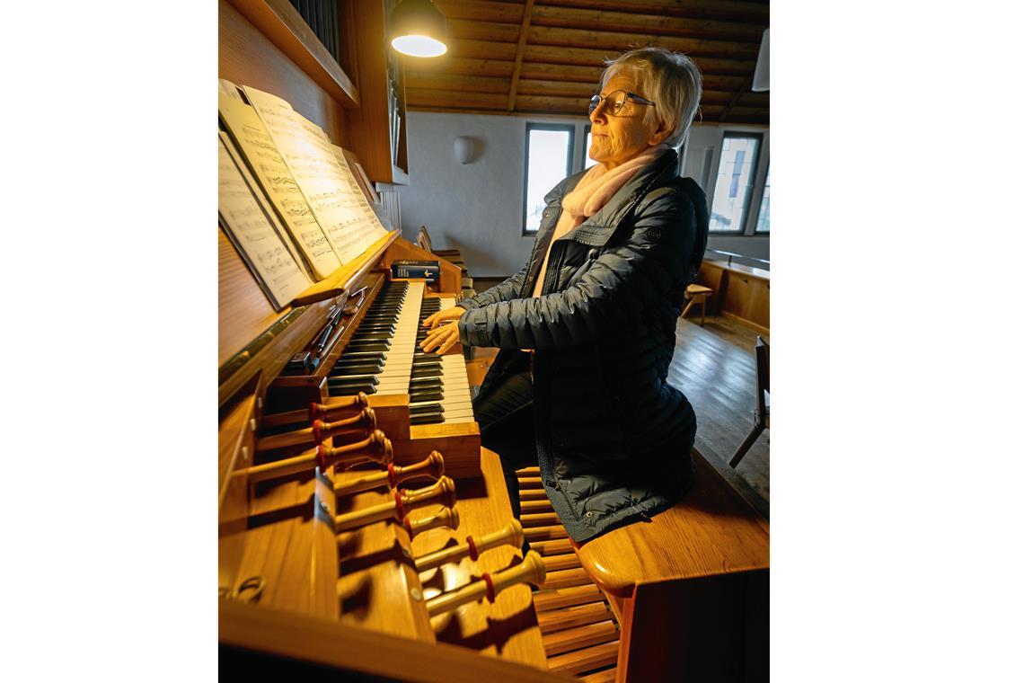 Mit 15 oder 16 Jahren, so genau weiß Sieglinde Krauter es nicht mehr, hatte sie in den Sommerferien ihren ersten Einsatz als Kirchenorganistin. Foto: Alexander Becher