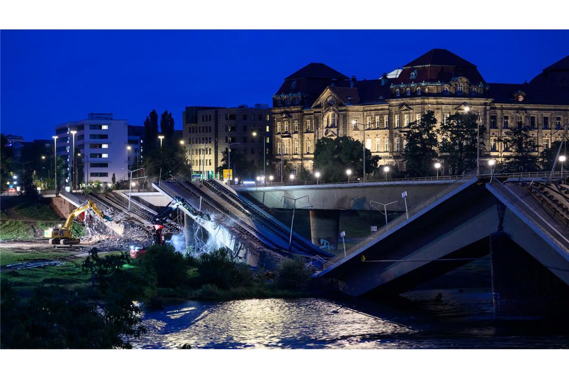 Mit Baggern werden weitere Teile der eingestürzten Carolabrücke abgerissen.