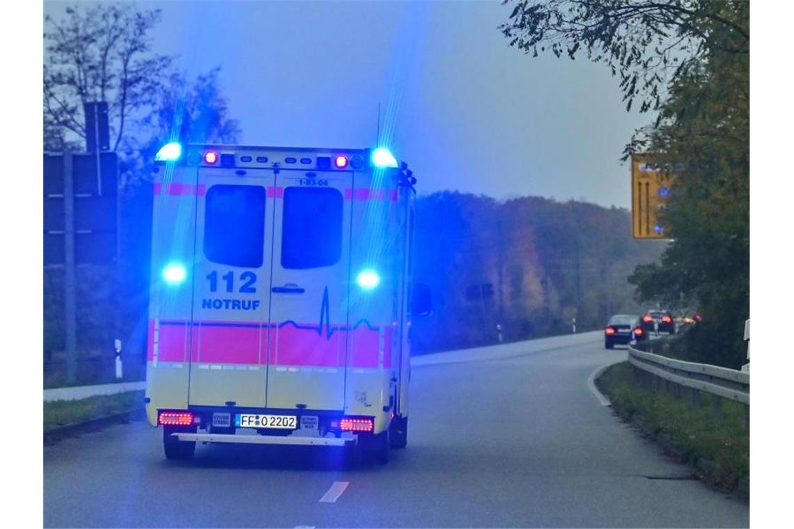 Mit Blaulicht ist ein Rettungswagen im Einsatz. Foto: Patrick Pleul/dpa-Zentralbild/ZB/Archivbild