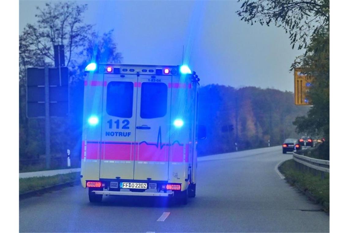 Mit Blaulicht ist ein Rettungswagen im Einsatz. Foto: Patrick Pleul/dpa-Zentralbild/ZB/Archivbild