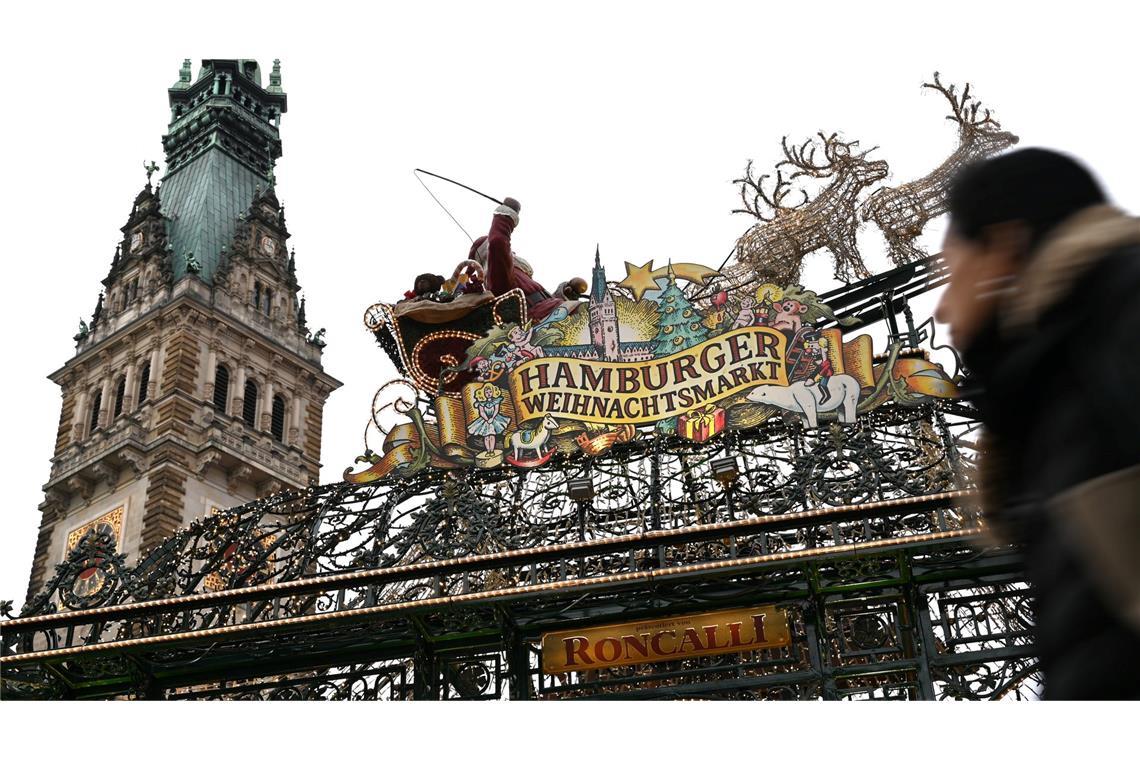 Mit Blick auf das Rathaus: der Weihnachtsmarkt in Hamburg.