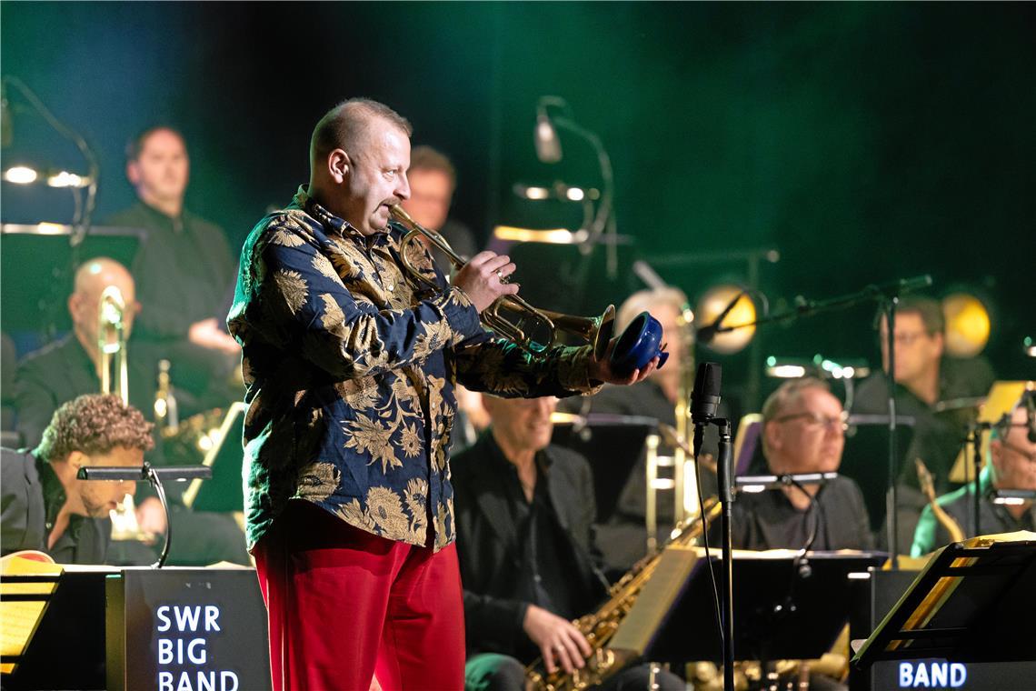 Mit dem blauen Plunger erreicht Thomas Gansch die typisch quäkenden Töne des Jazz aus New Orleans. Foto: Alexander Becher