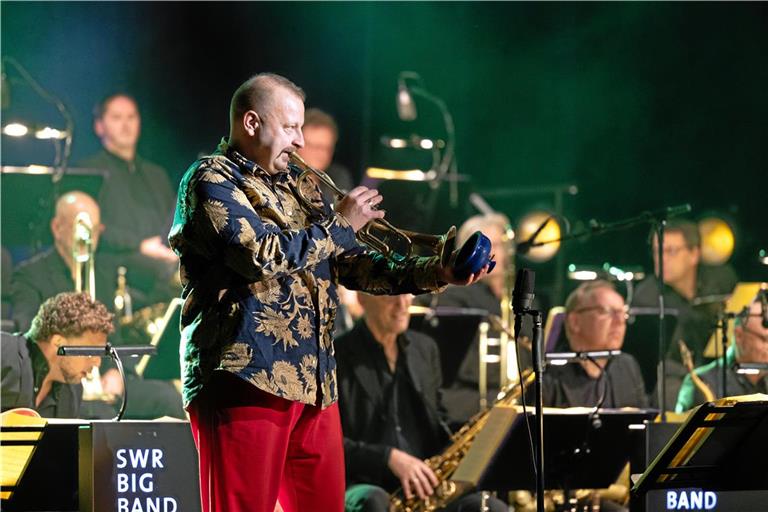 Mit dem blauen Plunger erreicht Thomas Gansch die typisch quäkenden Töne des Jazz aus New Orleans. Foto: Alexander Becher