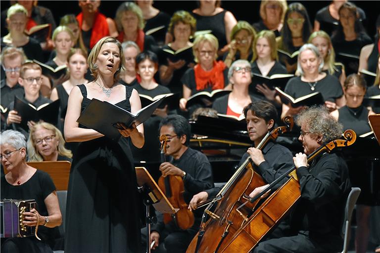 Mit dem Chor, dem Orchester Sinfonia 02 und den Solisten baut sich auf der Bühne ein eindrucksvolles Bild in Schwarz-Weiß mit roten Akzenten auf. Foto: Tobias Sellmaier