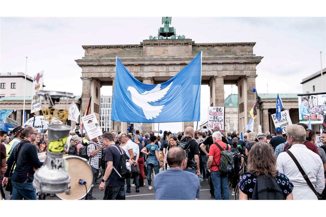 Mit dem Ende der Corona-Pandemie fiel ein wichtiges Thema der sogenannten Querdenker-Szene weg. (Archivbild)