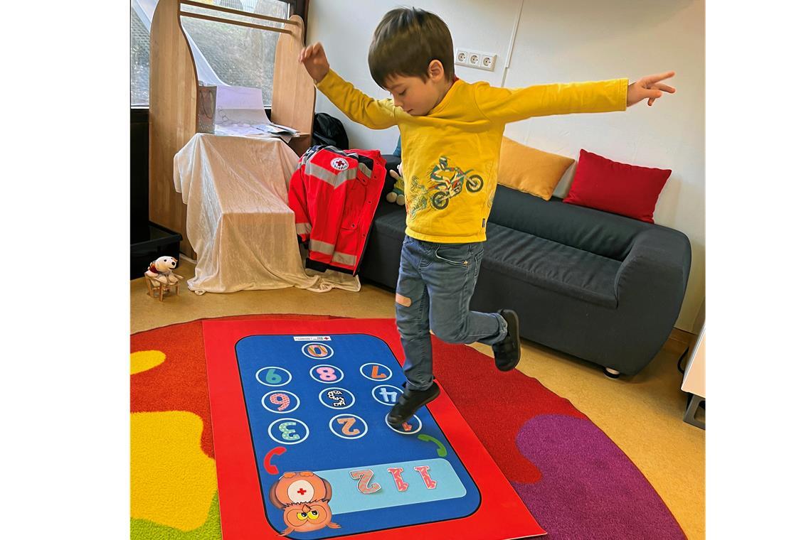 Mit dem Handyteppich lernen Kinder spielerisch die 112. Foto: Heidrun Hellmuth